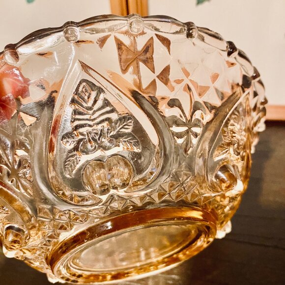 Vintage Pink Glass Candy Dish with Heart and Rose Pattern Victorian Style‎ - Picture 5 of 8